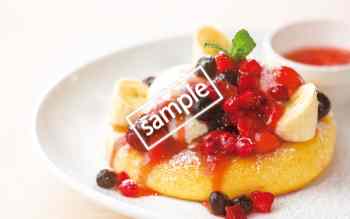 ストロベリーソースのベリーベリーパンケーキ499円(LINE)