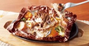 たっぷりきのことクリームソースの包み焼きハンバーグ